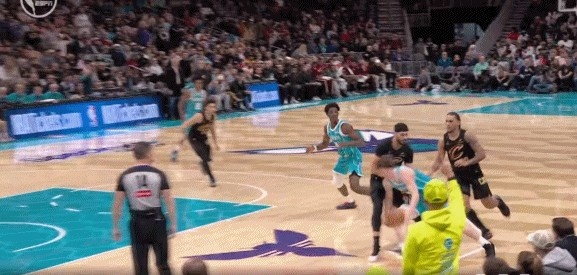 2026世界杯-回手掏？克尼佩尔突破附加动作打到小南斯 被吹技术犯规